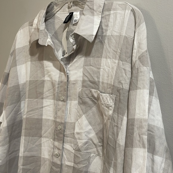 H&M gray and white button-down flannel oversized fit - Picture 3 of 4